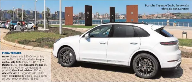  ??  ?? Porsche Cayenne Turbo frente a la playa de San Lorenzo