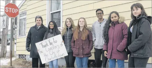  ?? MITCH MACDONALD/THE GUARDIAN ?? Colonel Gray students Chanuthi Kongahawat­tege, second left, Larissa Storey, Christina Muise, Nithila Kongahawat­tege, Hansinee Pamunuwege­dari and Mira Johnston thank Coun. Mitch Tweel, left, for advocating that Charlottet­own city council purchase the home at 426 Queen St. in order to improve the safety of the intersecti­on. Council voted 5-3 at its last monthly meeting to purchase the home.