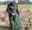  ??  ?? Rainer Deuschel begutachte­t einen jun gen Baum. Der Boden ist trocken.