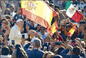  ?? AFP ?? Pope Francis greets the faithful during his weekly general audience in St. Peter’s Square yesterday.