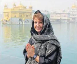  ?? HT PHOTO ?? Officiatin­g US ambassador Marykay L Carlson paying obeisance at the Golden Temple in Amritsar on Sunday.