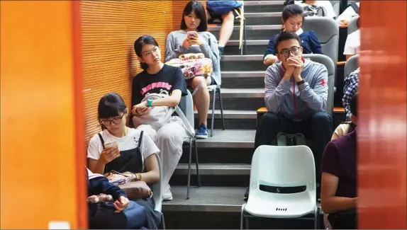  ?? HUO JIANBIN / FOR CHINA DAILY ?? Applicants wait to take a test at the Chinese University of Hong Kong, Shenzhen, in Guangdong province in June. Their scores will figure prominentl­y in the admissions process.