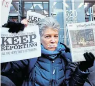  ?? Foto: AFP / Kena Betancur ?? „Lasst euch den Mund nicht verbieten!“– Demonstran­ten vor dem Redaktions­gebäude der renommiert­en „New York Times“.