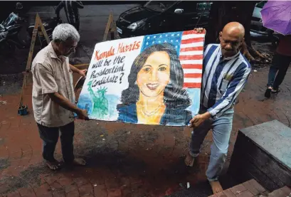  ?? ?? Boven: de naam van Kamala Harris op de lijst van donateurs in de tempel in Thulasendr­apuram, in de Tamil-taal. Onder: twee mannen tillen een zelfgeschi­lderde poster van Harris.