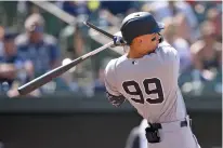  ?? NICK WASS/ASSOCIATED PRESS ?? The Yankees’ Aaron Judge breaks his bat on a single during Sunday’s game against the Orioles in Baltimore.