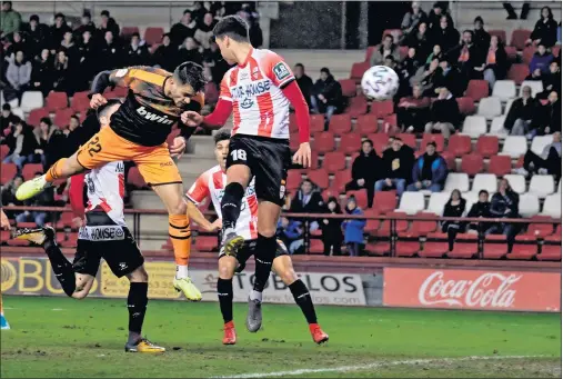  ??  ?? Maxi Gómez remata de cabeza, con Gorka Pérez en primer plano, acción que supuso el gol de la victoria del Valencia en Las Gaunas.