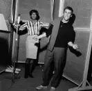 ?? Photograph: Trinity Mirror/Mirrorpix/Alamy ?? Hit-maker … Bacharach with Dionne Warwick in a London recording studio, in 1964.