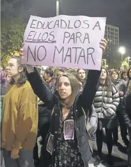  ?? ÁNGEL DE CASTRO ?? Uno de los carteles que lucen durante las marchas contra el machismo.