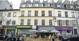  ??  ?? THE NEW NORMAL. A Paris cafe with wooden pallets erected to ensure patrons observe the necessary social distancing.