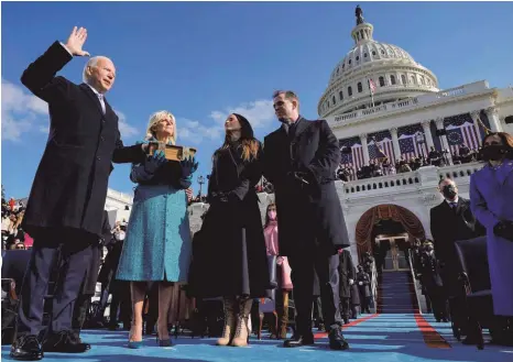  ?? FOTO: ANDREW HARNIK/AFP ?? Nur wenige Gäste erleben am Fuß des US-Kapitols mit, wie Joe Biden seinen Amtseid zum 46. Präsidente­n der Vereinigte­n Staaten ablegt.
