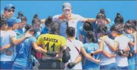  ?? GETTY ?? A tearful Sjoerd Marijne, the team coach, speaks to his players after his last match in charge.