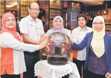  ??  ?? Rohani (centre) launches the National Informatio­n System for Social Issues (MaNIS) during the ministry’s monthly assembly. — Bernama photo