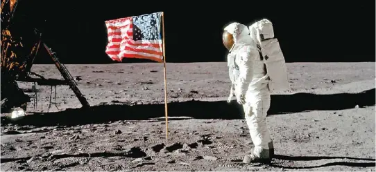  ?? NASA ?? Cuando el primer hombre, Neil Armstrong, caminó en el satélite, “sentí una satisfacci­ón enorme”, afirmó Pierre Cardin.