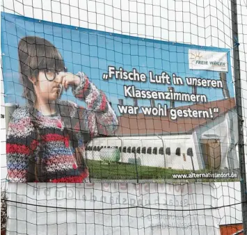  ?? Archivfoto: Philipp Schröders ?? Mit Plakaten wie diesen am Sportplatz in Ried macht die Bürgerinit­iative auf ihr Ziel aufmerksam. Nun gab es ein weiteres Ge spräch wegen des geplanten Schweinest­alls beim Landratsam­t.