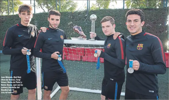  ?? FOTO: PEP MORATA ?? Juan Miranda, Abel Ruiz (Bota de Bronce), Sergi Gómez (Balón de Plata) y Mateu Morey, ayer con los trofeos y medallas del Mundial Sub-17