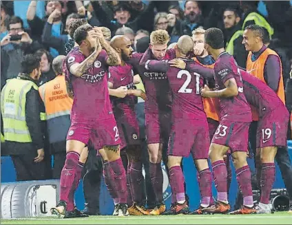  ?? FOTO: EFE ?? El City celebró exultante el triunfo en Stamford Bridge