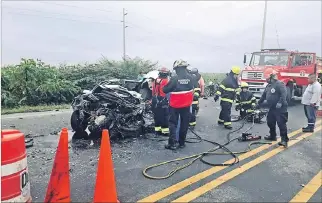  ?? MIGUEL LAJE / EXPRESO ?? Yaguachi. La víctima mortal de este siniestro quedó atrapada en el auto, tras el choque con un bus de transporte.