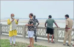  ?? HT PHOTO ?? BJP MLA Jata Shankar Tripathi talking to SSB jawans deployed on the India-Nepal border in Kushinagar district