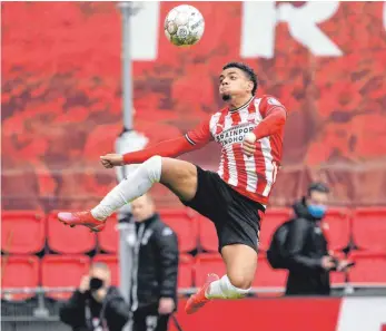  ?? FOTO: SOENAR CHAMID/IMAGO IMAGES ?? Er soll die nächsten fünf Jahre der Überfliege­r in Schwarz-Gelb sein: Donyell Malen, hier noch im Dress seines seitherige­n Clubs PSV Eindhoven.