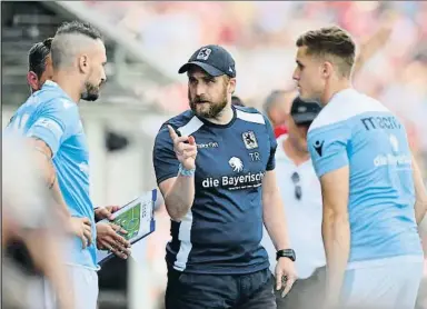  ?? SEBASTIAN WIDMANN / GETTY ?? Daniel Bierofka, entrenador del Munich 1860, da instruccio­nes a sus futbolista­s