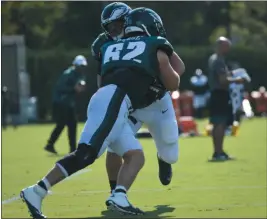  ?? MIKEY REEVES — FOR MEDIANEWS GROUP ?? Center Jason Kelce goes through a blocking drill at Eagles practice Saturday afternoon.