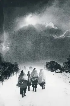  ?? ICHIRO KOJIMA ?? Tohoku visto por los fotógrafos
japoneses. La fotografía de Ichiro Kojima (1960) muestra unos caminantes en la noche