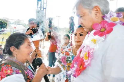  ?? ESPECIAL ?? Una anciana le colocó un collar de flores y lo bañó de incienso “para que logre la misión de ayudar al pueblo”.