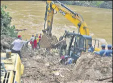  ?? ANI ?? NDRF, SDRF and the Kerala police conduct a joint search and rescue operation in a flood-affected area, on Monday.