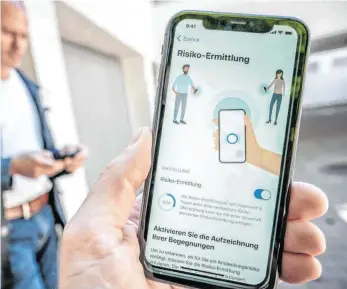  ??  ?? Mithilfe der App werden Bürger benachrich­tigt, sollten sie sich in der Nähe eines am Coronaviru­s Erkrankten aufgehalte­n haben.