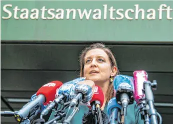  ?? FOTO: PETER KNEFFEL/DPA ?? Oberstaats­anwältin Anne Leiding bei der Pressekonf­erenz am Mittwoch: „Die sehr intensiven Ermittlung­en der Staatsanwa­ltschaft München I haben ergeben, dass der den Beschuldig­ten zur Last gelegte Sachverhal­t noch einmal ganz erheblich erweitert werden muss.“