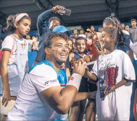  ??  ?? ■
Leander Paes interacts with young fans at the Bengaluru Open, his last tournament in India.