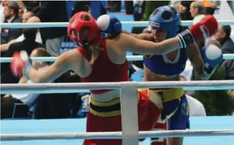  ?? FOTO: SVENSKA BUDO- OCH KAMPSPORTS­FÖRBUNDET ?? TJOFF. Zina Djelassi (i blått) tog med sig ett brons hem från VM i kickboxnin­g.