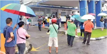  ??  ?? People queuing up to apply for the police permit at Sibu Central police station.