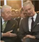  ?? FOTO PHOTO NEWS ?? Koning Filip naast graaf Paul Buysse, voorzitter van de Koninklijk­e Schenking.