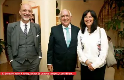  ??  ?? El Embajador Volker R. Anding, Ricardo Gil Lavedra y su esposa, Clauda Piñeiro.