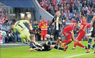  ??  ?? EL TERCERO. Thiago marcó el tercer gol del Bayern aprovechán­dose de un mal despeje de Sommer.