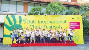 ??  ?? SEMASA bertanding di Festival Koir antarabang­sa Bali Ke-5.