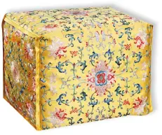  ?? ?? The yellow pillow ornamented with auspicious floral patterns was used for pulse-taking in traditiona­l Chinese medicine.