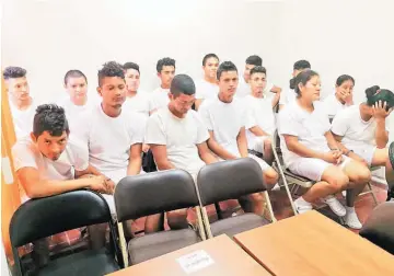  ??  ?? A instrucció­n. Estos pandillero­s (16 presentes y cinco ausentes) cometían diversos delitos en Tepetitán, Verapaz, San Cayetano Istepeque y Guadalupe. Hay vinculados a asesinato de un alcalde.