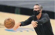  ?? Eric Gay / Associated Press ?? San Antonio assistant coach Chip Engelland wears a face mask and gloves before a game against the Lakers.