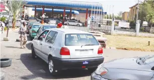  ?? Photo: Ikechukwu Ibe ?? Motorists queue up at a filling station in Wuse to buy petrol.