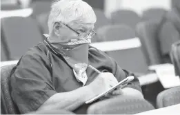  ?? RICARDO RAMIREZ BUXEDA/ORLANDO SENTINEL ?? Orlando Sentinel Reporter Steve Hudak takes notes during an Orange County press conference on COVID-19 in April 2020.