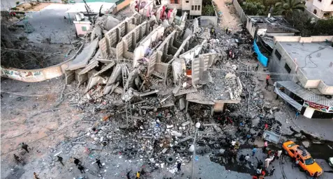  ?? — AFP photo ?? The remains of a building in Gaza City after it was hit during Israeli air strikes.