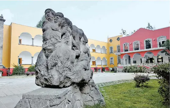  ??  ?? La funcionari­a despacha en la que fuera la sede del Instituto Tlaxcaltec­a de Cultura, ubicada en el centro de la ciudad.