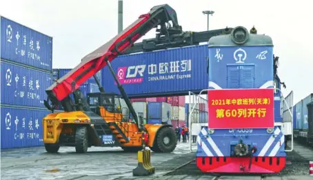  ??  ?? El 24 de febrero de 2021, la empresa Servicios Ferroviari­os de Beijing dio prioridad a los trenes de carga China-Europa para garantizar un transporte de carga eficiente y seguro. (Sun Lijun / Pueblo en Línea)