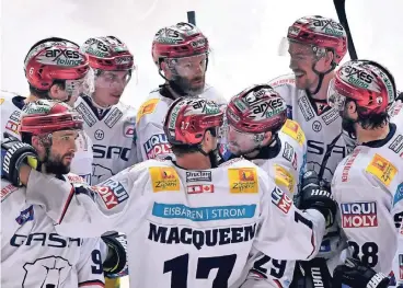  ??  ?? Jubel im Olympia-Eissportze­ntrum in München: Die Spieler der Eisbären Berlin feiern nach dem Siegtreffe­r in der Verlängeru­ng. Das Tor für die Berliner wird erst nach Videobewei­s anerkannt.