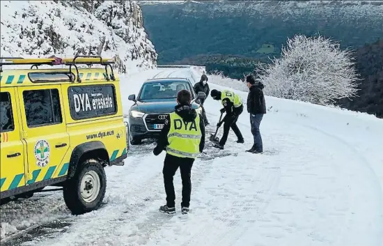  ?? EP ?? Nevadas imprevista­s. El puerto de Orduña, en Álava, quedó cerrado al tráfico de camiones mientras que en el de Herrera quedó vetado al tráfico general