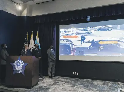  ?? TYLER LARIVIERE/ SUN- TIMES ?? Police officials show surveillan­ce video of the murder of retired firefighte­r Dwain Williams this month.