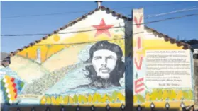  ?? DPA ?? Vallegrand­e, Bolivija Veliki portret na pročelju bolnice Senor de Malta: Bolivijci su ga ubili prije pola stoljeća, a danas ga slave