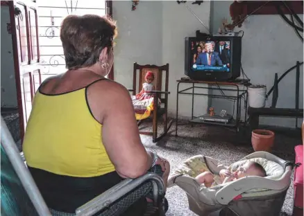  ?? STR AGENCE FRANCE-PRESSE ?? Une Cubaine, à La Havane, suit le discours du président américain, Donald Trump, à la télévision.